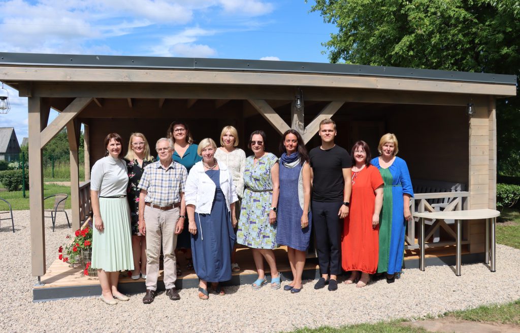 Vilzēnu bibliotēkas āra terases svinīgā atklāšana. Foto: Beāte Kožina 