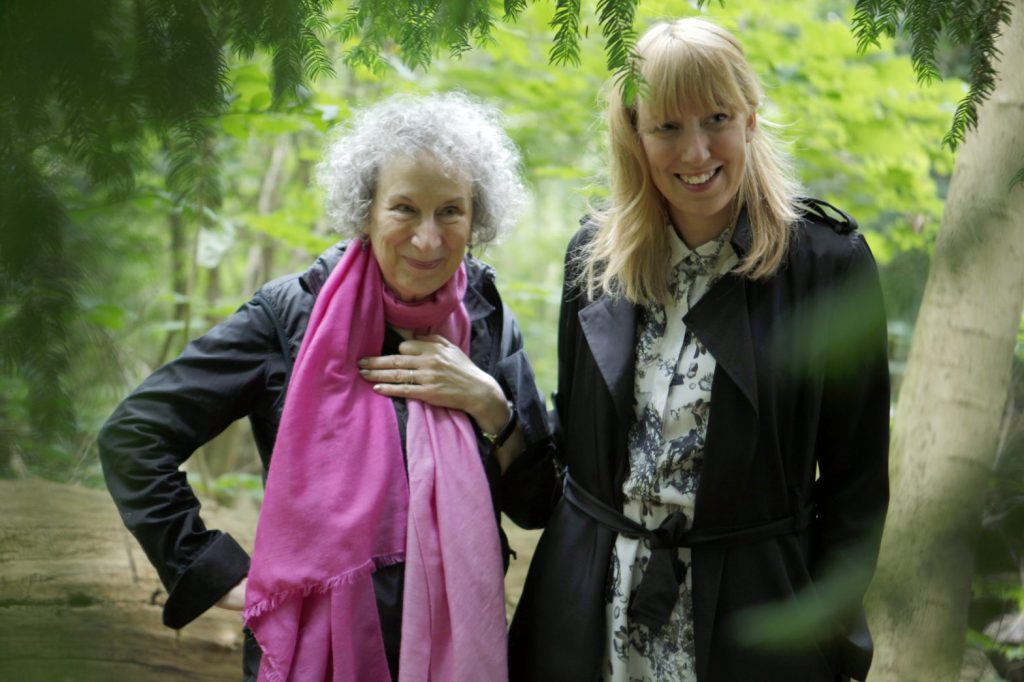 Britu rakstniece Mārgareta Atvuda un māksliniece Keitija Patersone. Foto © Giorgia Polizzi 