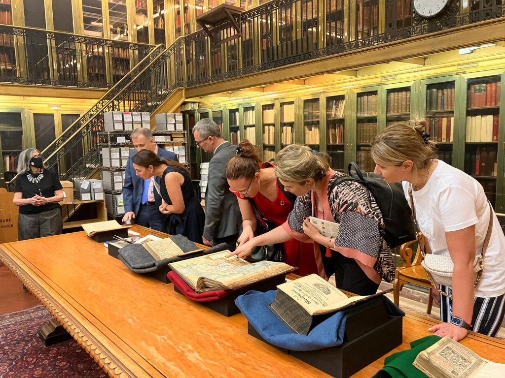 Ņujorkas publiskajā bibliotēkā kopā ar izglītības un zinātnes ministri Anitu Muižnieci. Foto no LBB arhīva