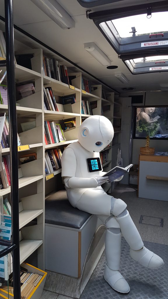 Ogres Centrālās bibliotēkas robotiņš ciemojas Bibliobusā. Foto no bibliotēkas arhīva