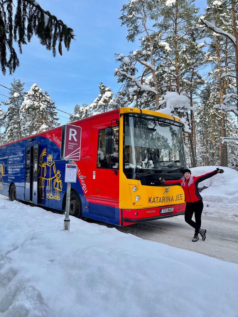 Tallinas Centrālās bibliotēkas bibliobuss Katarina Jee ziemā. Foto no bibliotēkas arhīva