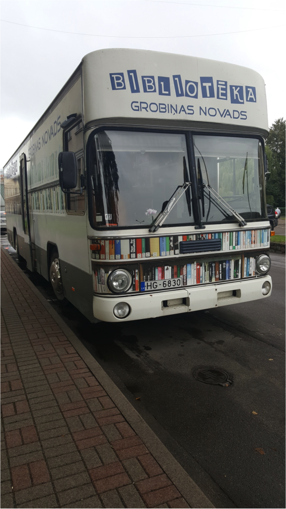 Grobiņas filiālbibliotēkas Bibliobuss. Foto no bibliotēkas arhīva