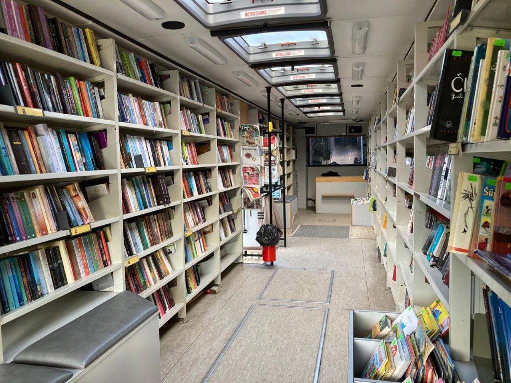 Ogres Bibliobusa ceļojošā bibliotēka. Foto no bibliotēkas arhīva