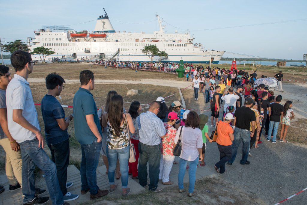 Cilvēki stāv rindā, lai tiktu uz grāmatu kuģa Logos Hope klāja Barankvillā, Kolumbijā. Foto publicēts ar GBA Ships laipnu atļauju
