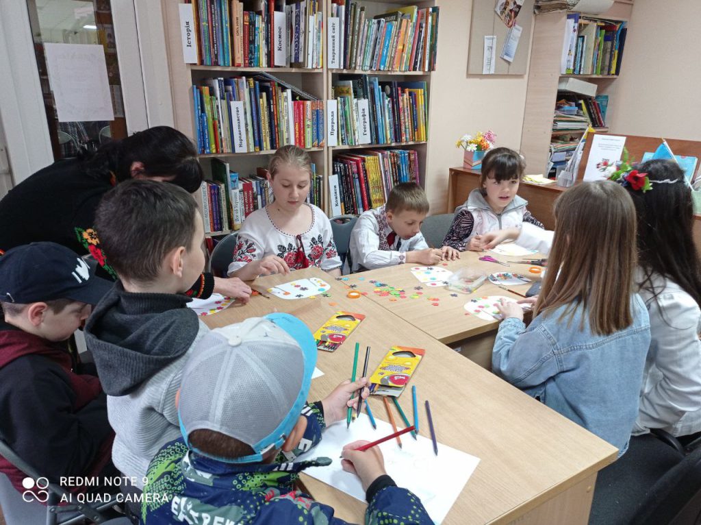 Nodarbības pārvietoto ģimeņu bērniem bibliotēkā. Foto: Dnipro reģionālā jaunatnes bibliotēka