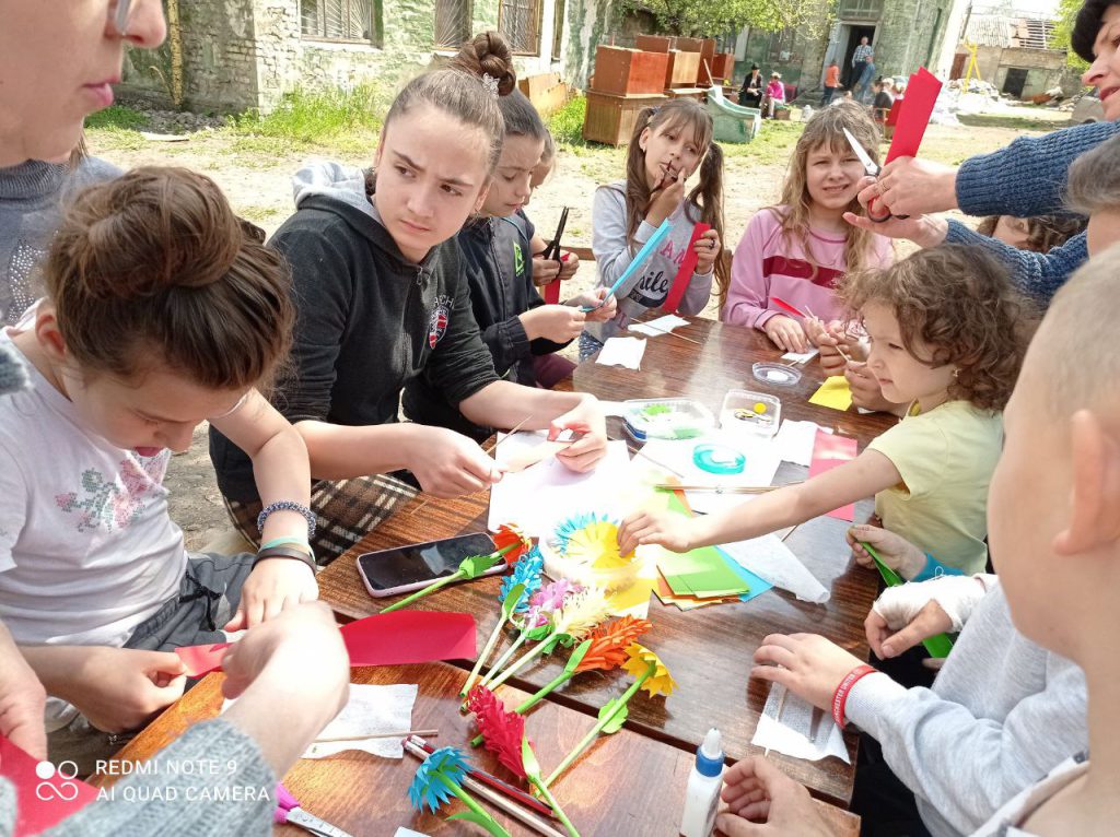 Nodarbības pārvietoto ģimeņu bērniem bibliotēkā. Foto: Dnipro reģionālā jaunatnes bibliotēka