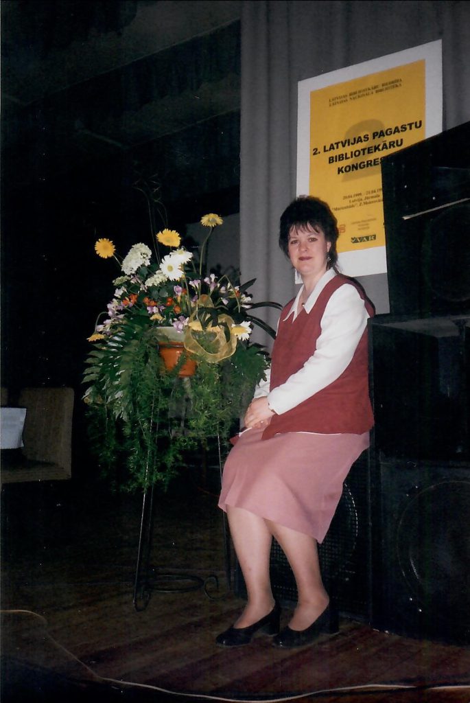 Dundagas bibliotēkas vadītāja Ruta Emerberga Latvijas pagastu bibliotekāru 2. kongresā 1999. gada 20.–21. aprīlī Jūrmalā, Marienbādē. Foto no Dundagas bibliotēkas arhīva