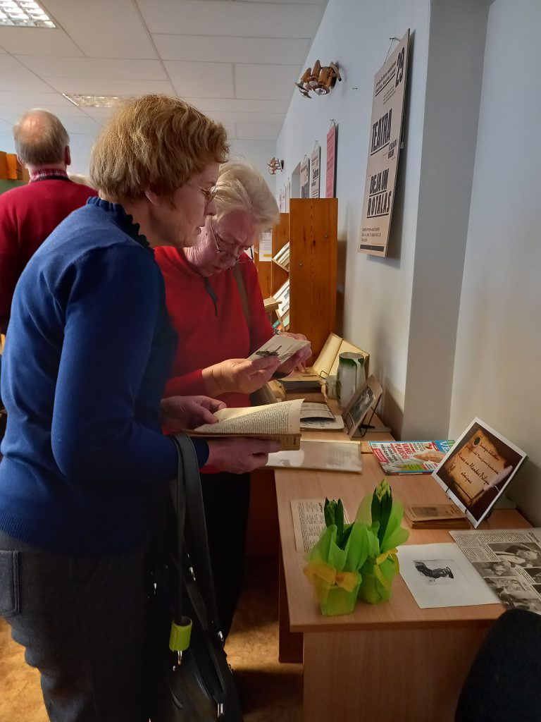 Tikšanās apmeklētāji ar interesi aplūko izstādi – priekšplānā Dagmāra Jansone, aiz viņas Ina Neparte. Foto: Dundagas bibliotēka