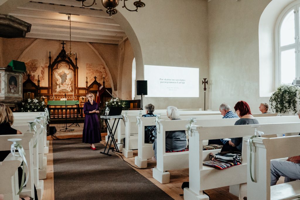 Ēdiena kultūras pētnieces Astras Spalvēnas priekšlasījums “Par skaisto un sarežģīto: pavārgrāmatas Latvijā”. Foto: Gustavs Māziņš