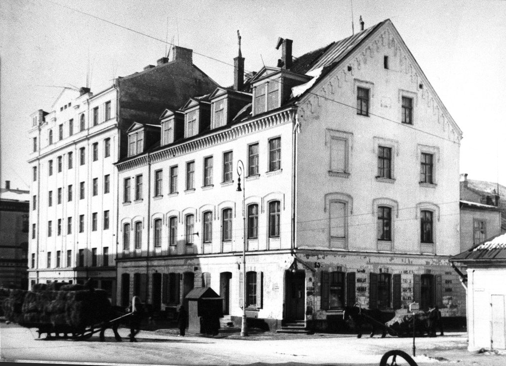 A. Bērziņa nams Akmeņu ielā 13, līdzās ēkai Akmeņu ielā 15, kurā atradās Viļa Altberga uzņēmums. Uzņemts 1940. gadā. Fotogrāfs: Nikolajs Hercbergs. Foto no Latvijas Nacionālā arhīva krājuma