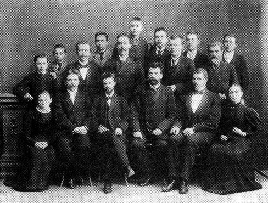 Jānis Ozols ar izdevniecības un tipogrāfijas darbiniekiem. 1900. gads. Foto autors nezināms. Cēsu muzeju apvienības krājums