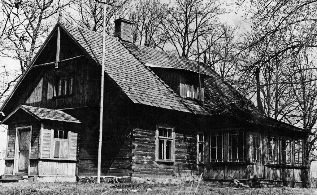 Jāņa Ozola dzimtā māja Kūrēni Vecpiebalgā. Māja atradās netālu no Vecpiebalgas kultūras dzīves centra – draudzes skolas. Foto autors nezināms. Cēsu Centrālās bibliotēkas Novadpētniecības krājums