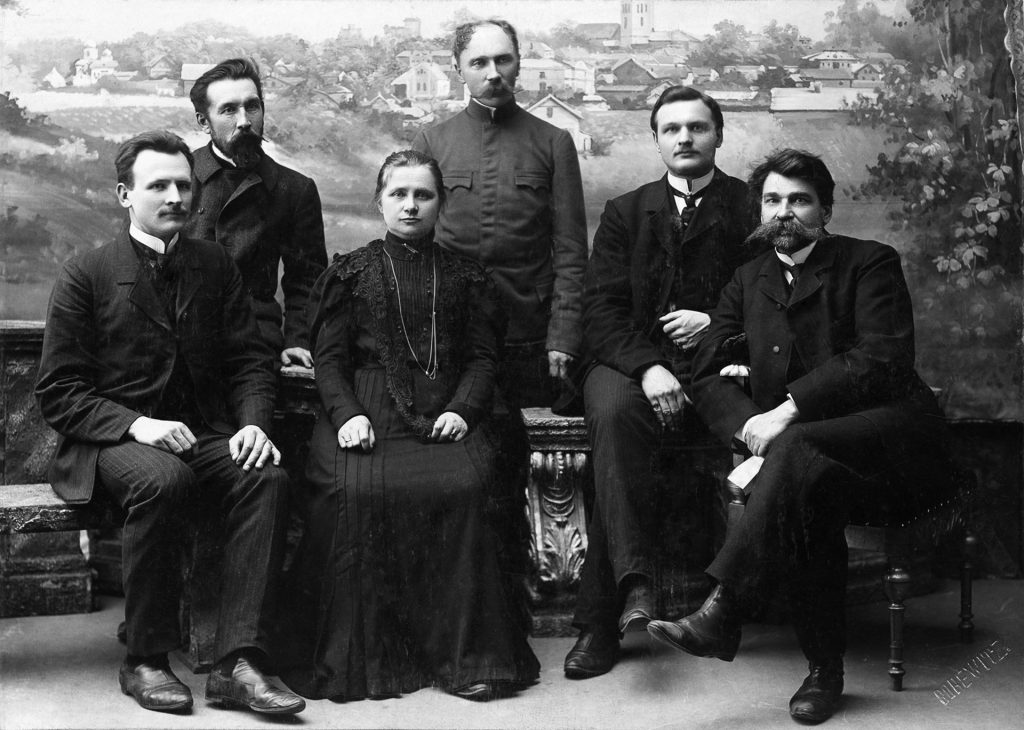 Latviešu literāti un grāmatizdevēji Cēsīs ap 1900. gadu. No kreisās: Jānis Roze, Edvards Treimanis-Zvārgulis, Paula Ozola, Jānis Šmits, Pauls Skrābāns, Jānis Ozols. Foto autors nezināms. LNB krājums