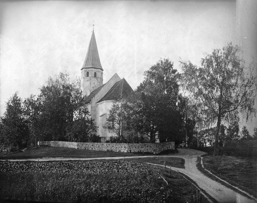 Neretas evaņģēliski luteriskā baznīca, celta 16. gs. beigās. Foto autors nezināms. LNB kolekcija “Zudusī Latvija”