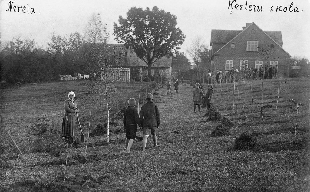 Neretas Ķestera skola – kopš 1815. gada atrodas Neretas Ķesterāta telpās. Foto autors nezināms. LNB kolekcija “Zudusī Latvija”. Oriģināla glabātājs: Jānis Zeps