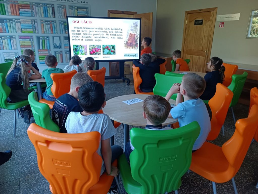 Kauņas skolēni iepazīst Imanta Ziedoņa Lāču pasaku. Foto: Aiste Vasiļauskiene