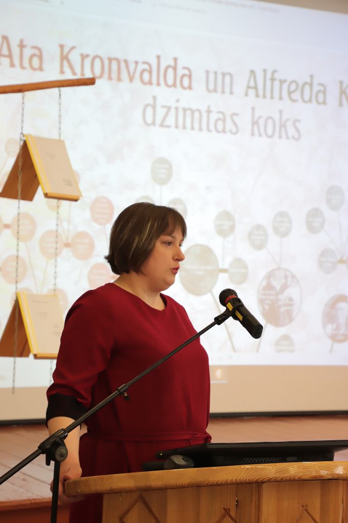 Kuldīgā uzstājoties ar lekciju – “Ata Kronvalda un Alfreda Krūkļa dzimtas līkloči’’. Dzimtas koka pētniecība bija ļoti aizraujoša, un koks apskatāms Krotes bibliotēkā. Gan Atis Kronvalds, gan Alfreds Krūklis ir dzimuši Krotē un ir tuvi radinieki