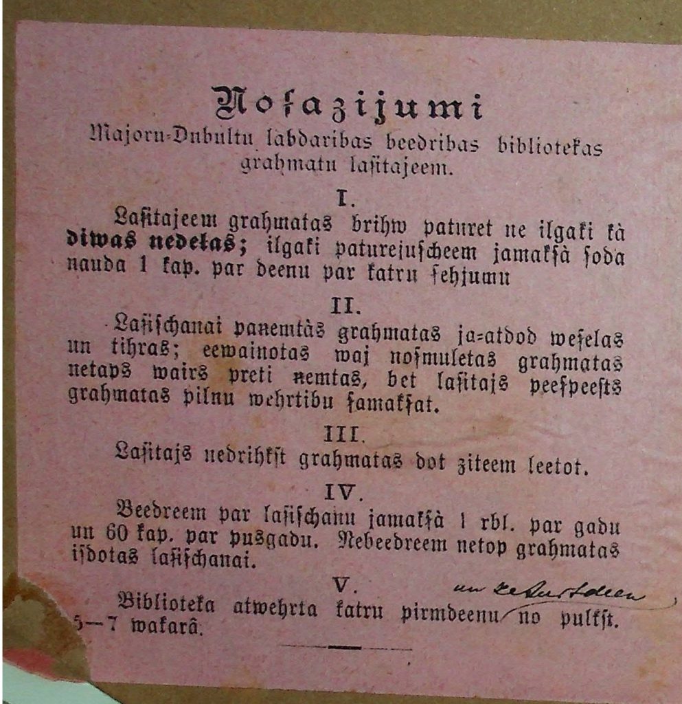 Ielīme, kas norāda Majoru–Dubultu Labdarības biedrības bibliotēkas grāmatu lietošanas nosacījumus lasītājiem. Atrodama grāmatā “Anņenskaja, A. N. Benjamiņš Franklins. Tulk. Jannau’u Karlis. Rīga : Vecrīgu grāmatu apgāds, 1895. 146 lpp.”. Foto: Jūrmalas Centrālā bibliotēka