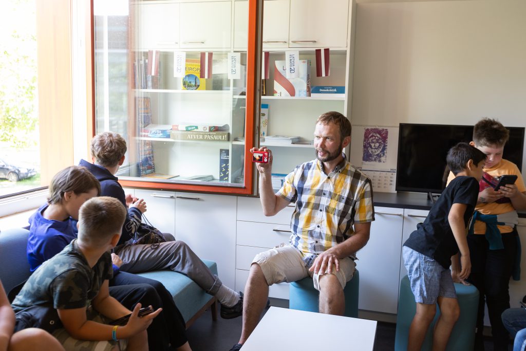Fotogrāfs Didzis Grodzs praktiskajā nodarbībā ar projekta dalībniekiem. Arta Veigura foto