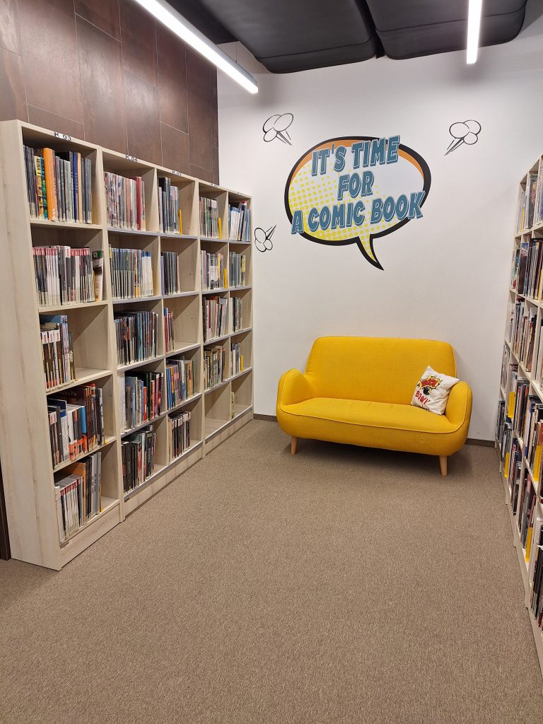 Jauniešu literatūras (komiksu) telpa Piotrkovas Tribunalski bibliotēkā.