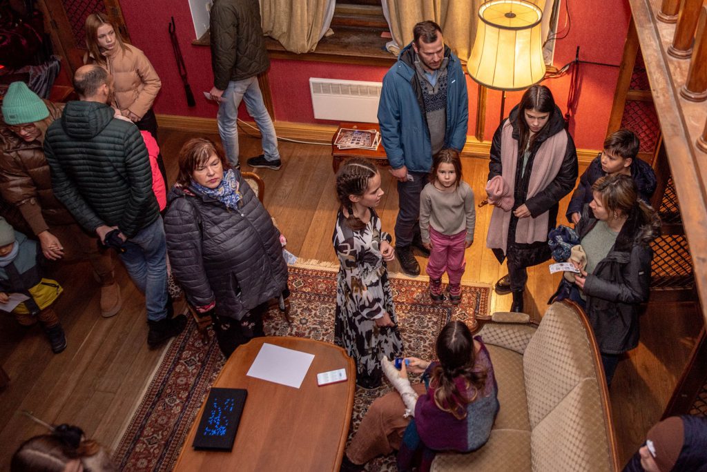 “Leģendu nakts 2023” aktivitātes Pelču muižas pils senajā bibliotēkā. Foto: Laura Vilerte