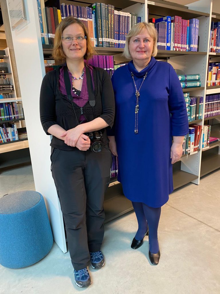 Delegācijas vadītāja Silke Berndsena un LU bibliotēkas direktora vietniece Mārīte Saviča