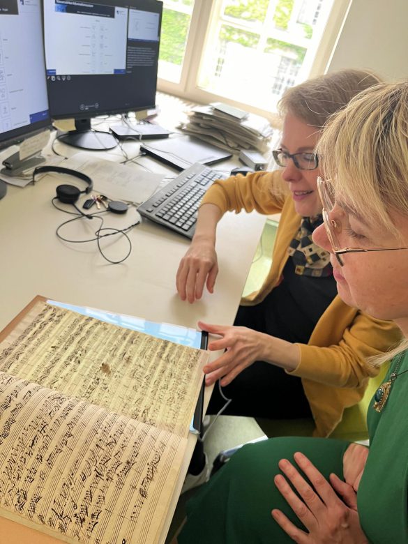 No kreisās: Eridana Žiba, Julia Neumann ūdenszīmju apskates procesā