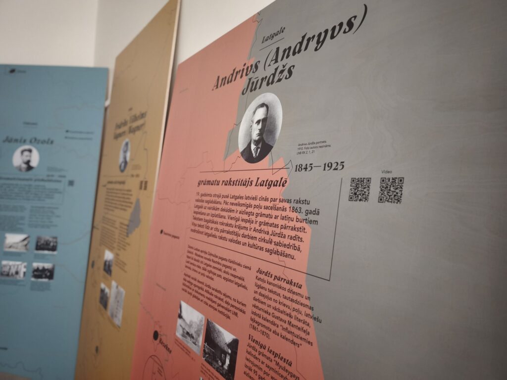 Ekspozīcijas planšete par Andrivu Jūrdžu. Foto: Rēzeknes Centrālā bibliotēka 
