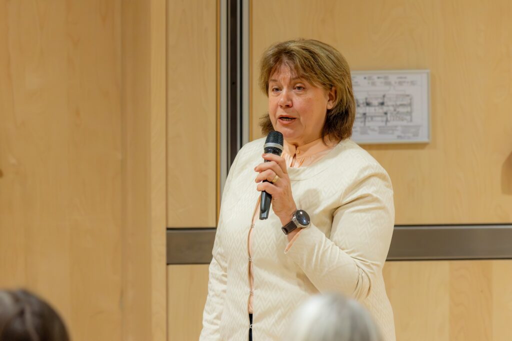 Rīta plenārsēdi vada Daina Pakalna