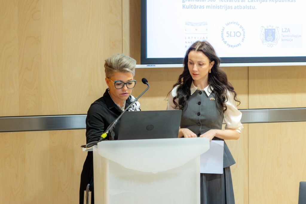 Diāna Rudzīte un referente Viktorija Prituļaka