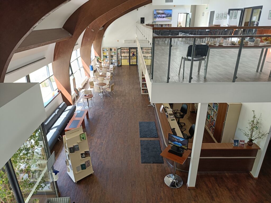 Druskininku pilsētas bibliotēkas interjers no otrā stāva balkona
