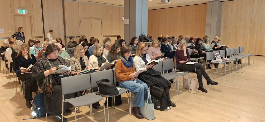 Februāra vēstnese Egita Kalniņa piedalījās koplasīšanā pirms LNB semināra bibliotekāriem, kuri strādā ar bērniem un jauniešiem