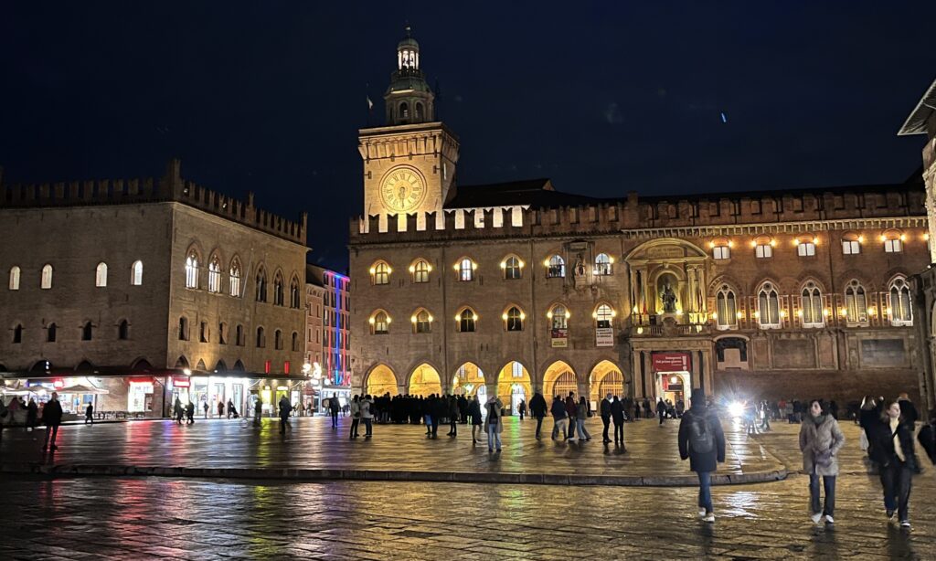 Pilsētas centrālais laukums vakarā