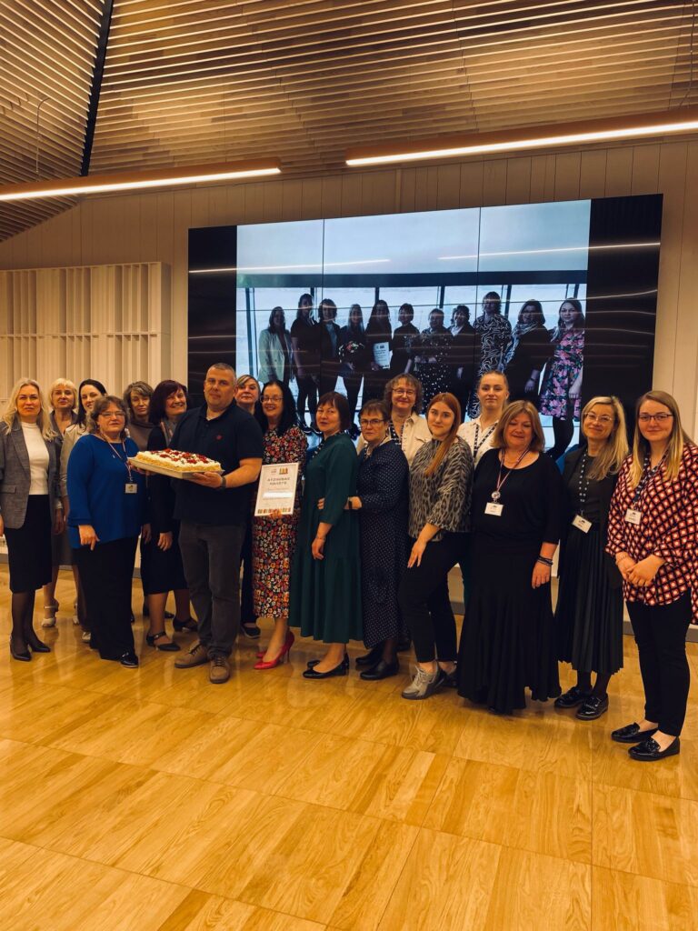 Bibliotēkas kolektīvs pēc balvas Gada bibliotēka 2024 saņemšanas