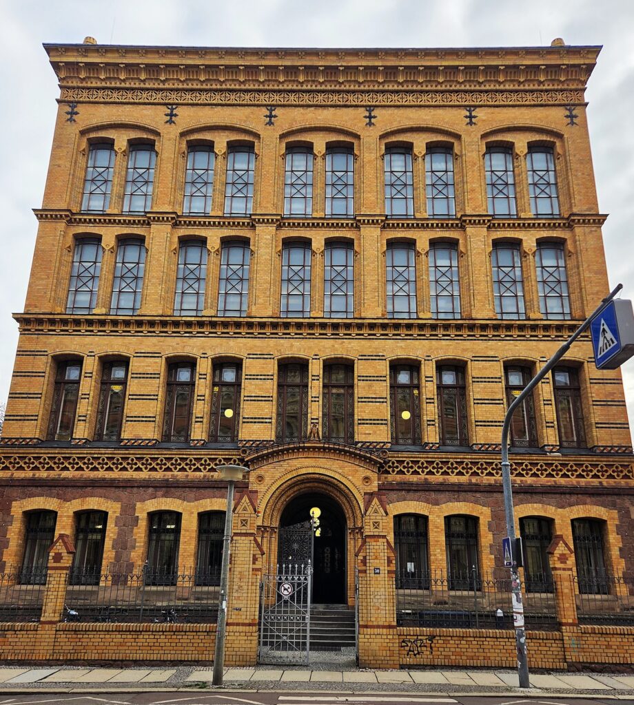 Centrālā krātuve. No arpuses redzami 4 stāvi, bet krātuves ēkai ir 8 stāvi.