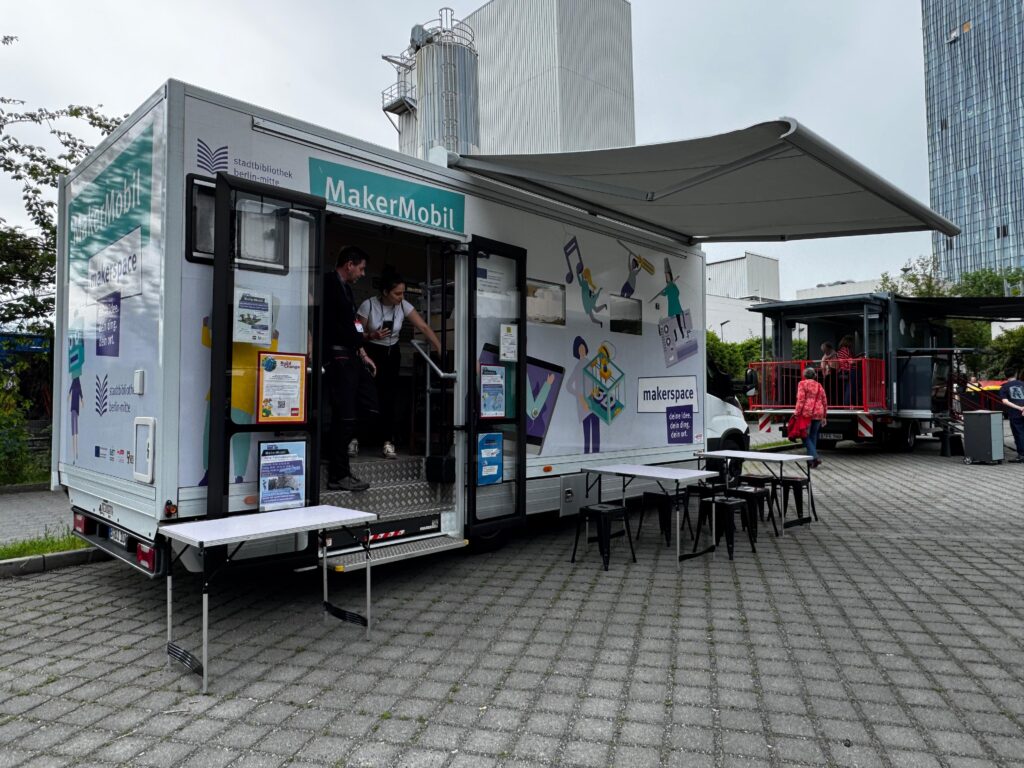 Bibliotēku aprīkojuma parāde