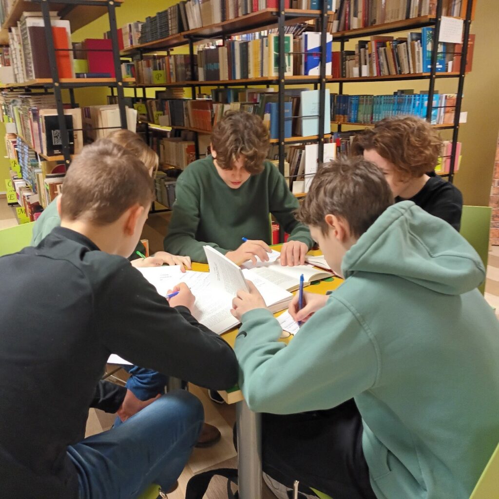Skolēni strādā ar literatūru